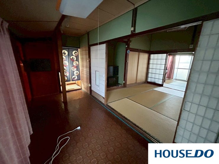 廊下の床材や色味が和室の緑の壁と調和しており、レトロな雰囲気を底上げしています☆