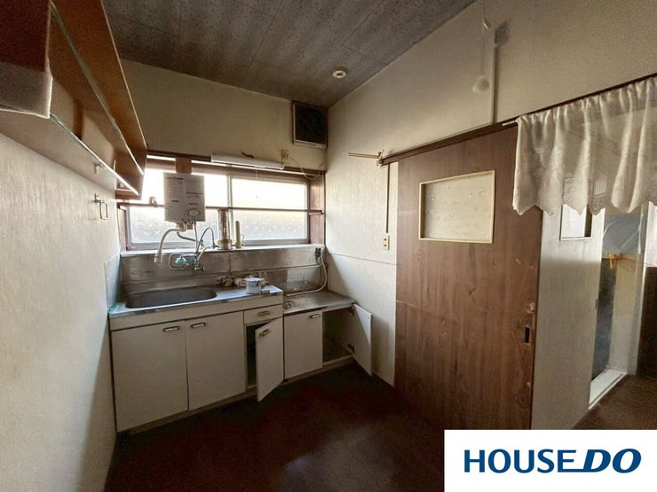 シンクの正面に大きな窓があるため、手元が明るく、外の気配を感じながら気持ちよくお料理ができます!換気もしやすく、調理中の匂いがこもりにくいのも嬉しいポイント☆