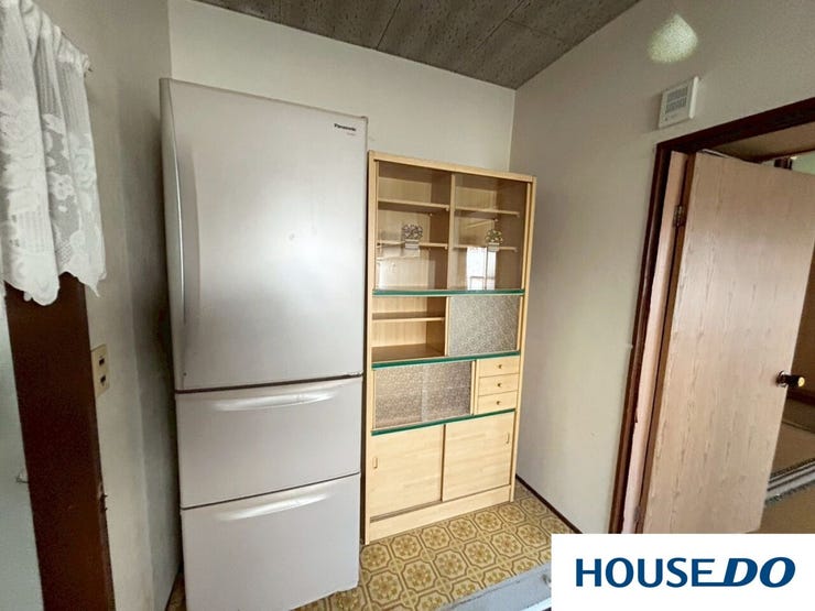 背面には冷蔵庫や食器棚を置ける十分なスペースを確保。無駄のない動線で、効率よく家事をこなせる配置です!