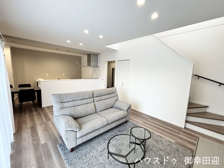 ■安らぎと笑顔の中心地■陽光が優しく降り注ぎ、会話が自然と弾む。ここでは、毎日が特別な時間へと変わります。