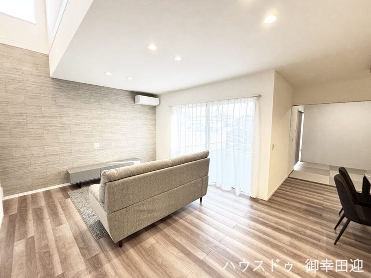 ■安らぎと笑顔の中心地■陽光が優しく降り注ぎ、会話が自然と弾む。ここでは、毎日が特別な時間へと変わります。