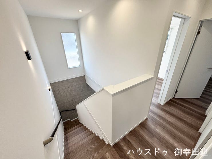 ■暮らしを繋ぐ、明るい動線■採光窓から光が差し込み、足元を優しく照らす。安全で快適な、家族の生活を支える縦の繋がりです。