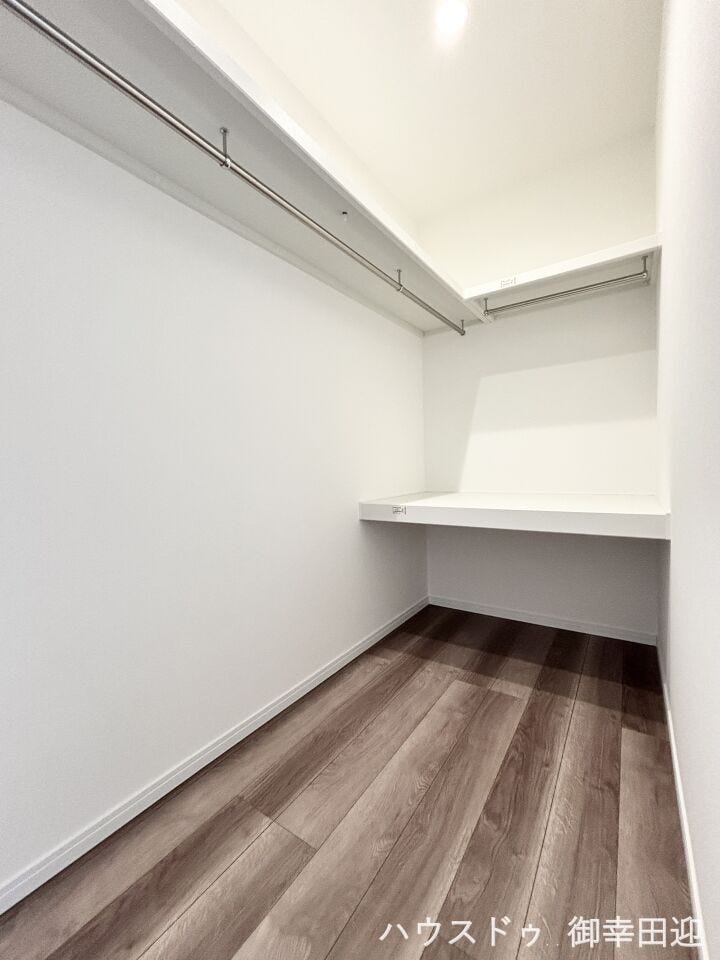 ■2階7帖洋室WIC■衣類から小物まで一ヶ所に集約。整理整頓がしやすく、毎日のコーディネートが楽しくなるゆとりの収納です。