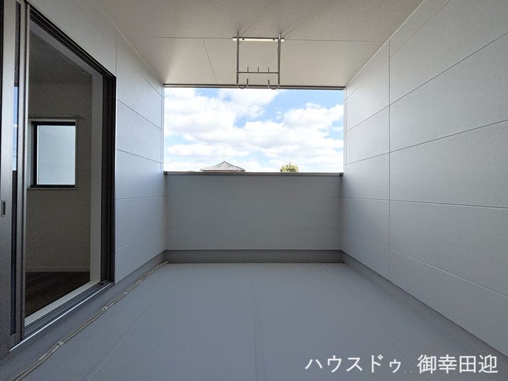 ■空の下の開放的な特等席■日光浴や読書、外の空気を感じながらリフレッシュ。暮らしを豊かにする、もう一つの心地よい空間です。