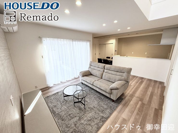 【リビング】
■家族の笑顔が集う中心地■お気に入りの家具を迎え、窓からは心地の良い光が差し込みます。