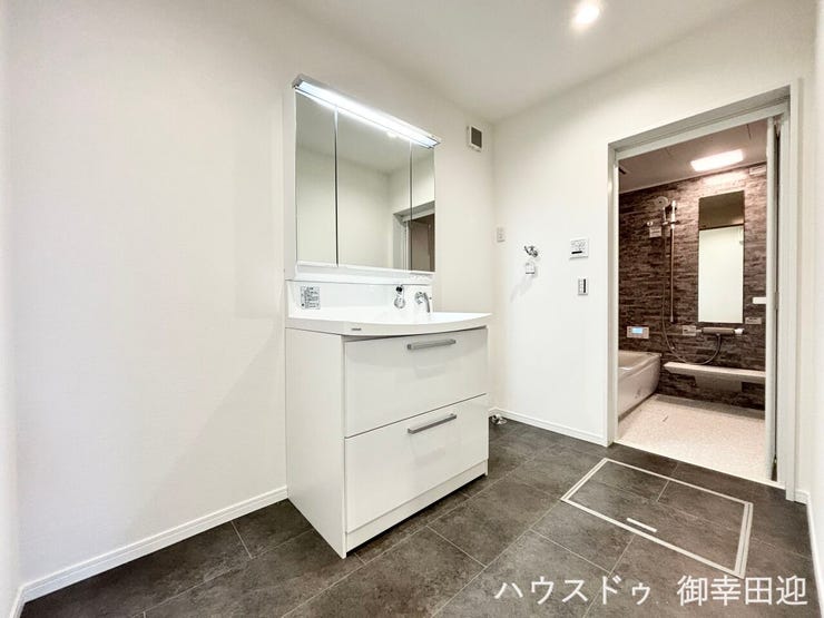 ■清々しいリフレッシュ空間■自分を磨き、気持ちを切り替える。心地よい光が差し込むプライベートスペース。