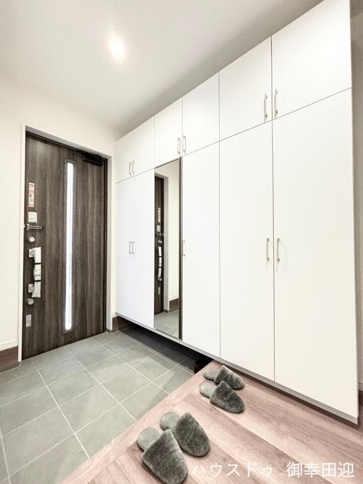 ■「ただいま」の安堵をくれる場所■訪れる人を迎え入れ、帰るたびにホッと一息つける、明るく機能的なエントランス。