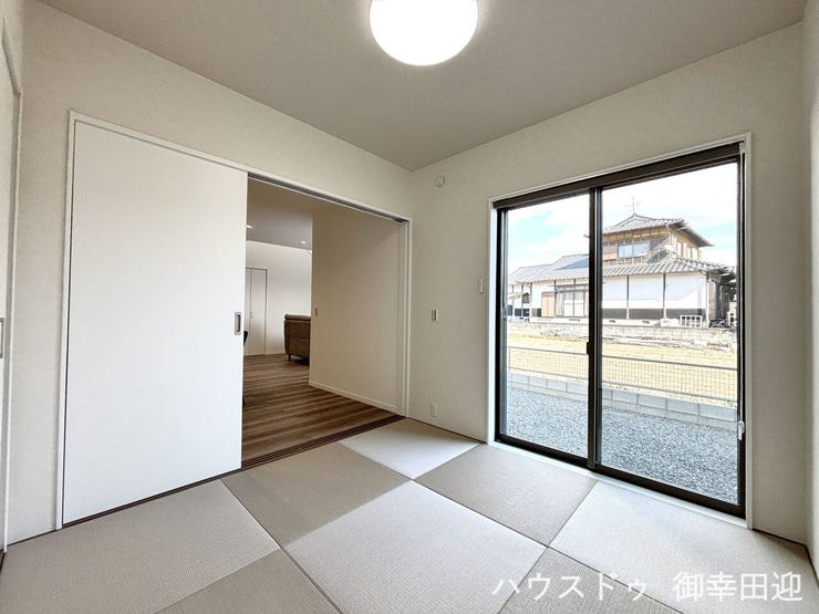 ■1階4.5帖和室■ゲストをもてなし、昼寝や家事にも使える、畳のぬくもりが心地よい多目的万能スペース。