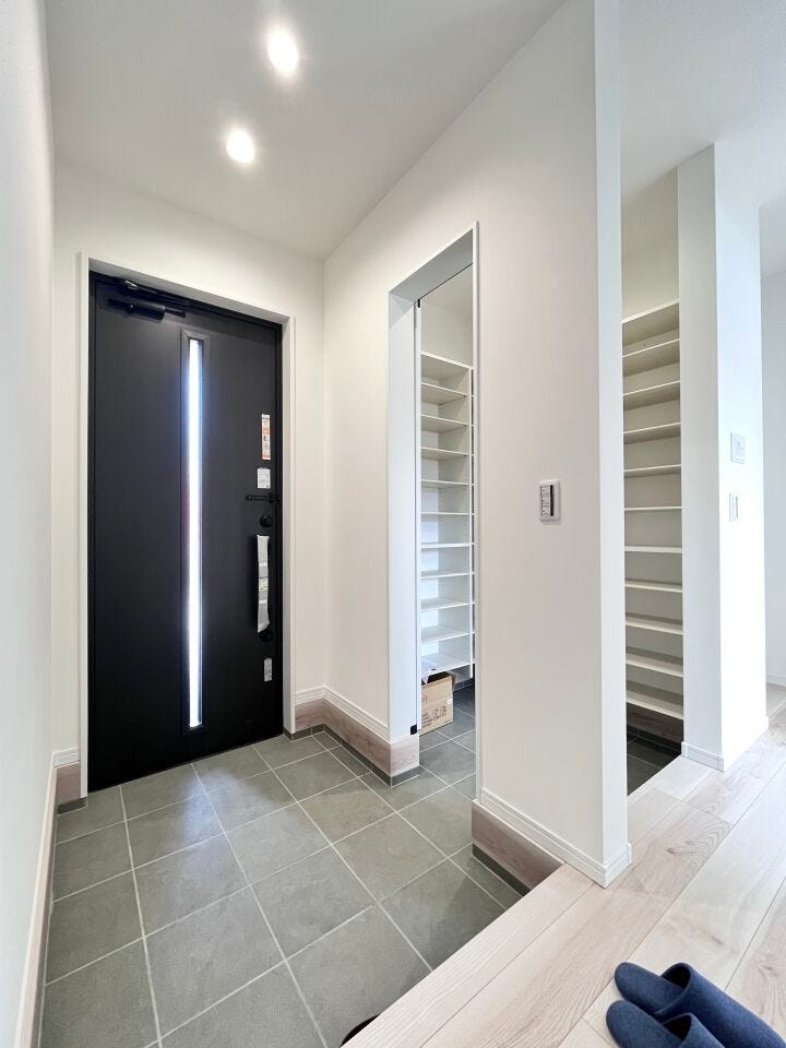 ■「ただいま」の安堵をくれる場所■訪れる人を迎え入れ、帰るたびにホッと一息つける、明るく機能的なエントランス。