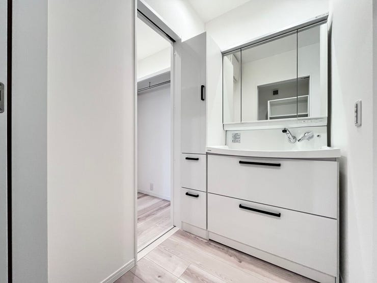 ■清々しいリフレッシュ空間■自分を磨き、気持ちを切り替える。心地よい光が差し込むプライベートスペース。