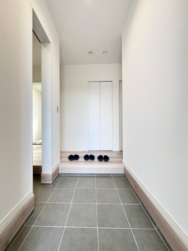 ■「ただいま」の安堵をくれる場所■訪れる人を迎え入れ、帰るたびにホッと一息つける、明るく機能的なエントランス。