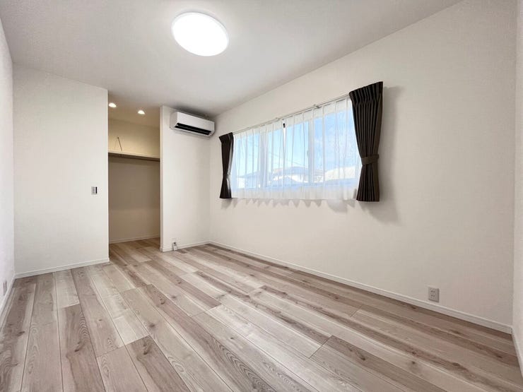 ■1階6.8帖洋室■寝室、書斎、趣味の部屋。家族の成長やライフスタイルに合わせ、様々な使い方ができる快適な空間です。