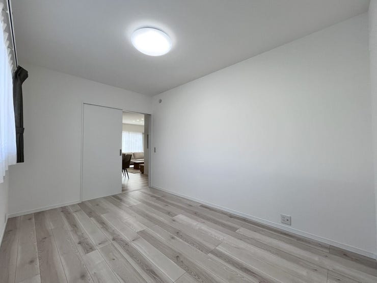 ■1階6.8帖洋室■寝室、書斎、趣味の部屋。家族の成長やライフスタイルに合わせ、様々な使い方ができる快適な空間です。