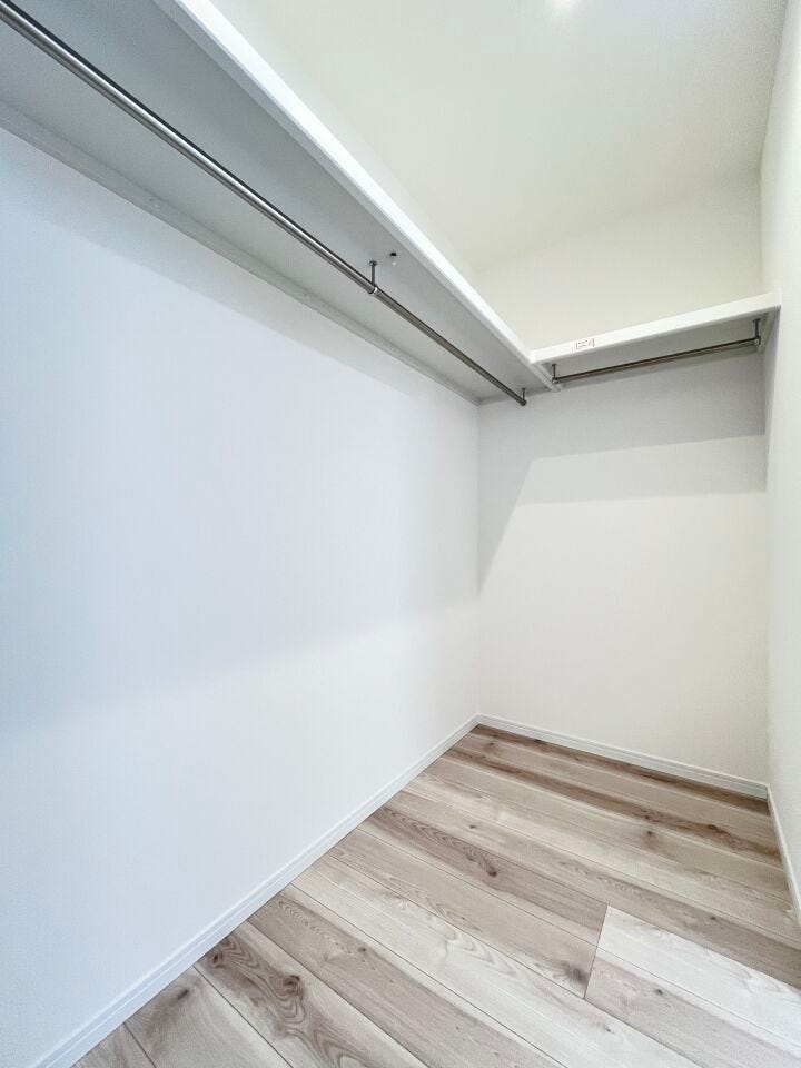 ■1階6.8帖洋室WIC■衣類から小物まで一ヶ所に集約。整理整頓がしやすく、毎日のコーディネートが楽しくなるゆとりの収納です。