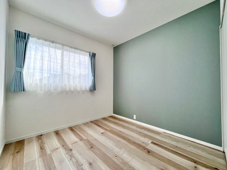 ■1階4.5帖洋室■寝室、書斎、趣味の部屋。家族の成長やライフスタイルに合わせ、様々な使い方ができる快適な空間です。