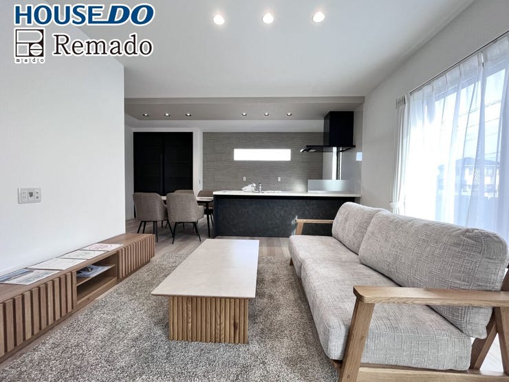 【リビング】
■家族の笑顔が集う中心地■お気に入りの家具を迎え、窓からは心地の良い光が差し込みます。※CGで家具を配置しています。