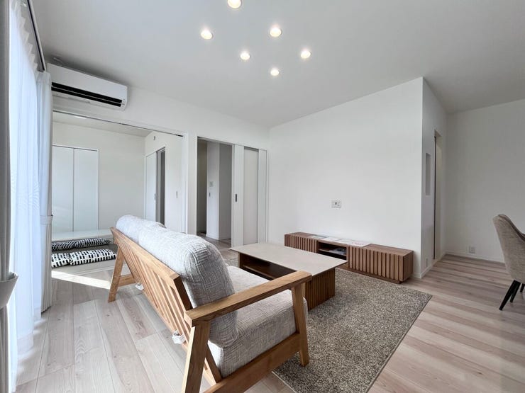 ■安らぎと笑顔の中心地■陽光が優しく降り注ぎ、会話が自然と弾む。ここでは、毎日が特別な時間へと変わります。