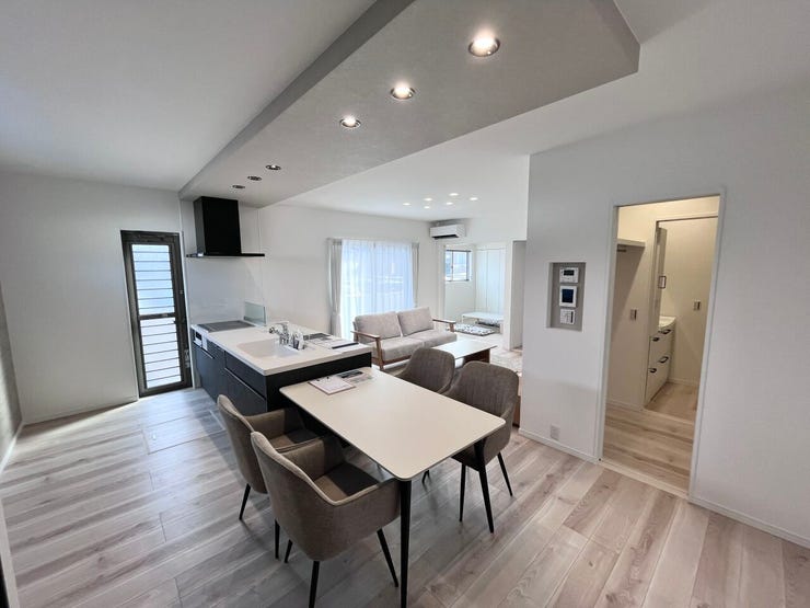 ■安らぎと笑顔の中心地■陽光が優しく降り注ぎ、会話が自然と弾む。ここでは、毎日が特別な時間へと変わります。