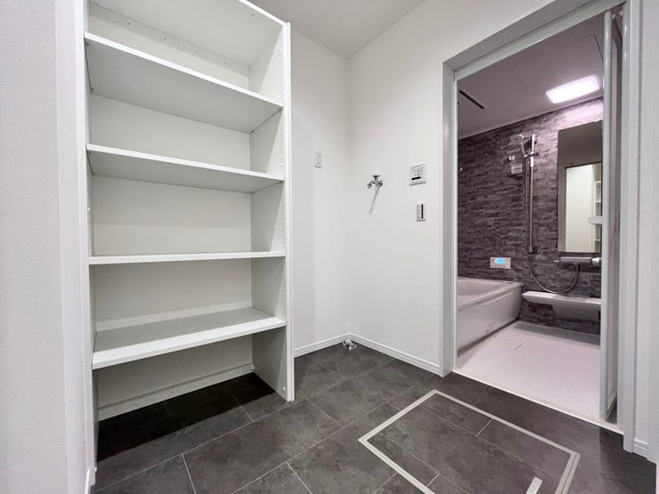 ■清々しいリフレッシュ空間■自分を磨き、気持ちを切り替える。心地よい光が差し込むプライベートスペース。