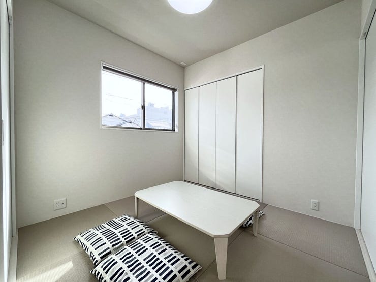 ■1階4.5帖和室■ゲストをもてなし、昼寝や家事にも使える、畳のぬくもりが心地よい多目的万能スペース。