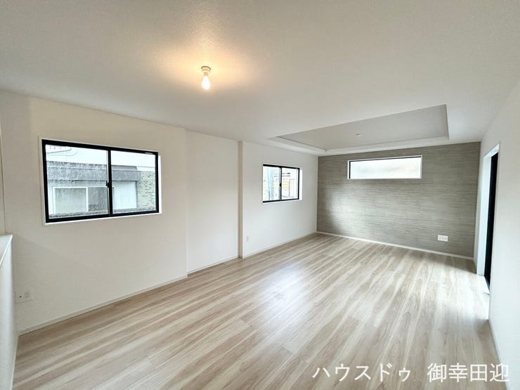 ■安らぎと笑顔の中心地■陽光が優しく降り注ぎ、会話が自然と弾む。ここでは、毎日が特別な時間へと変わります。