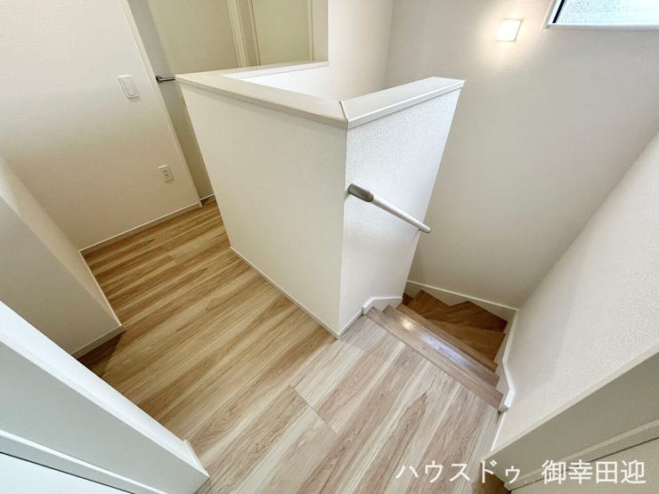 ■暮らしを繋ぐ、明るい動線■採光窓から光が差し込み、足元を優しく照らす。安全で快適な、家族の生活を支える縦の繋がりです。