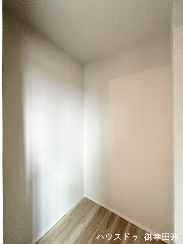 ■2階9.8帖洋室WIC■衣類から小物まで一ヶ所に集約。整理整頓がしやすく、毎日のコーディネートが楽しくなるゆとりの収納です。