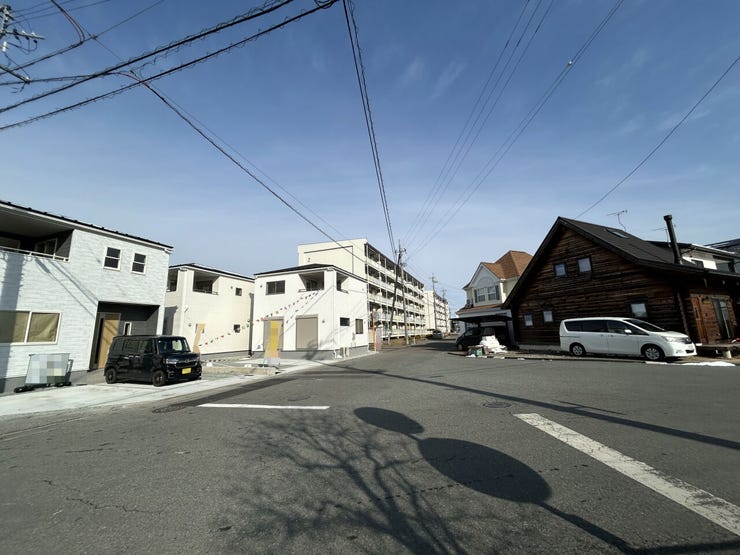 東側前面道路(南から北)