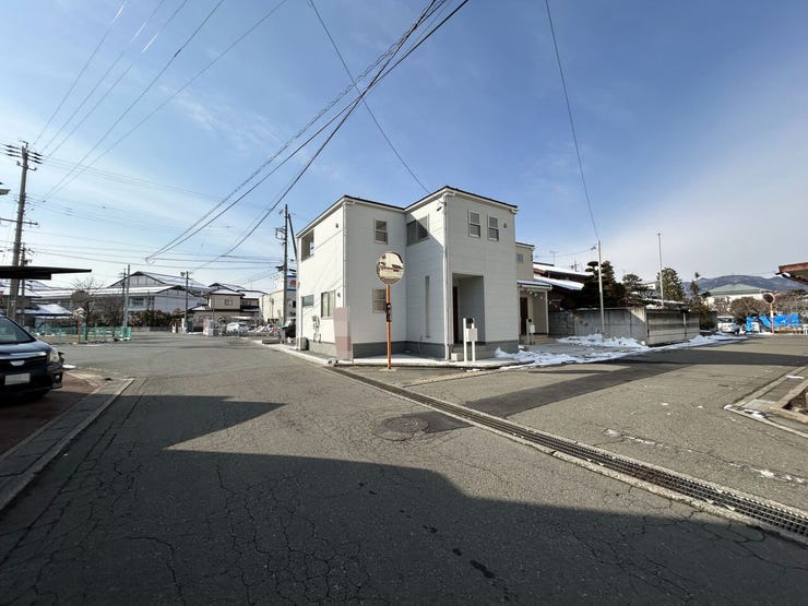 東側前面道路(北から南)