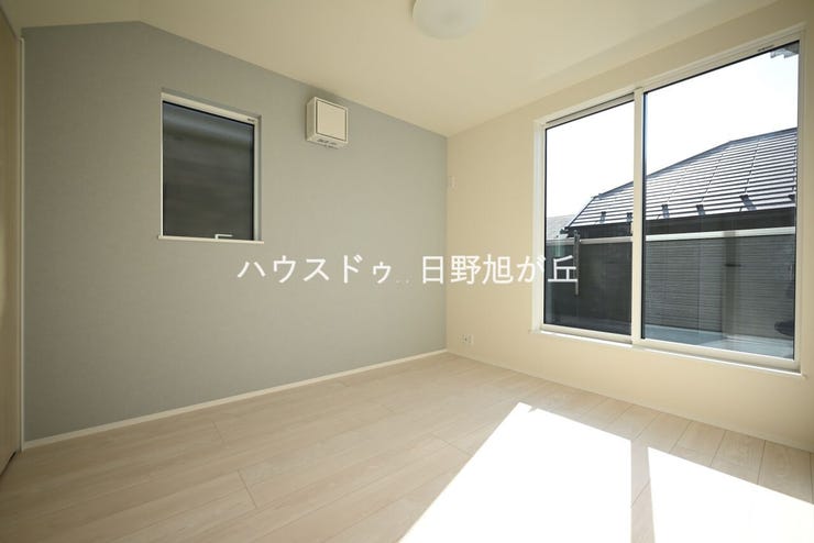 アクセントクロスがお洒落な2階洋室。南面の大きな窓からは陽光がたっぷりと入り、明るい室内です。バルコニーへも直接出入りでき、朝の空気の入れ替えも快適。心地よい光と風を感じる、安らぎの主寝室です。