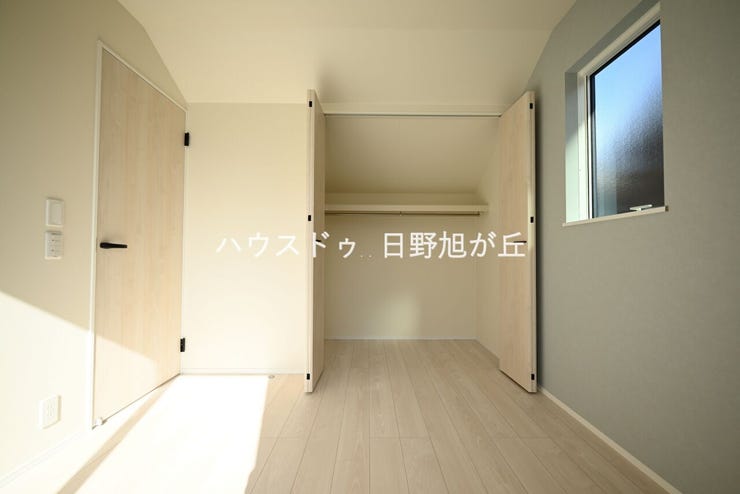 お部屋を最大限広く使える、枕棚・ハンガーパイプ付きのクローゼットを完備。衣類だけでなく季節の荷物も機能的に整理できます。スッキリとした住空間を維持するための、頼もしい収納力が魅力の一室です。