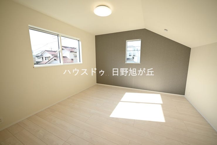 落ち着いたグレーのアクセント壁がモダンな印象を与える洋室。2面採光で明るさと通風を確保しています。勉強机やベッドも配置しやすく、お子様部屋やテレワークスペースとして自分好みのレイアウトを楽しめます。