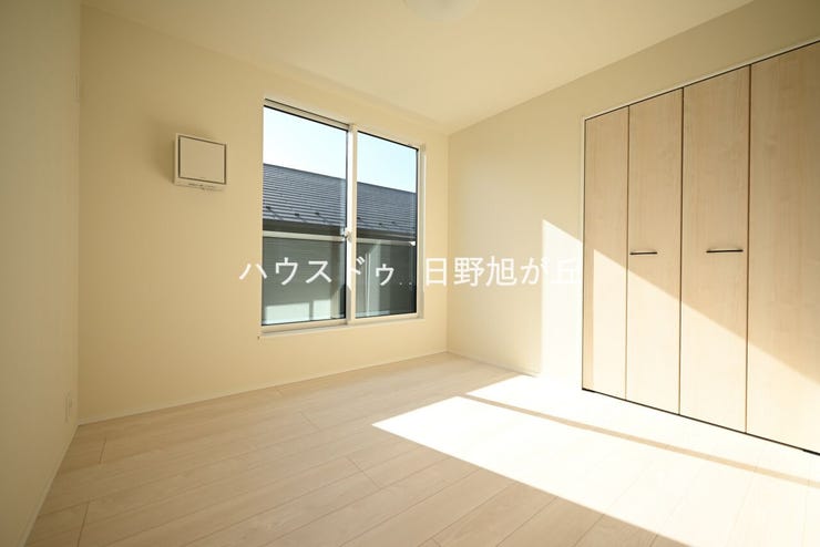 全室クローゼット完備のゆとりある4LDK。飽きのこないシンプルな内装デザインは、どんな家具とも相性が良く、長く快適にお過ごしいただけます。窓からは住宅街の穏やかな景観が広がる、心地よい居室です。