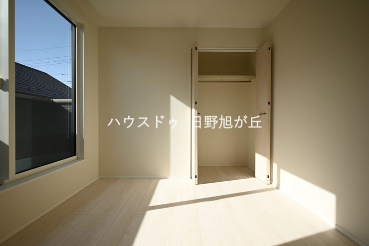 各居室に設けられた充実の収納スペース。奥行きがあり、普段使いの衣類から大きな荷物まで効率よく保管可能です。収納家具を最小限に抑えられるため、お部屋を広々とお使いいただける機能的な設計となっています。