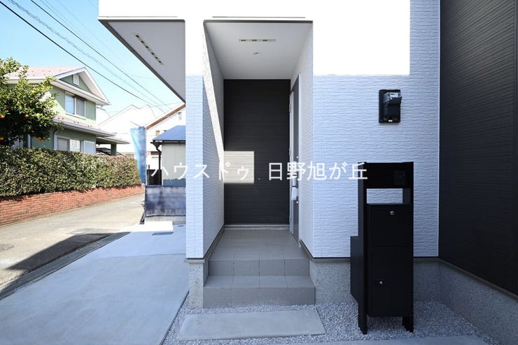 スタイリッシュなブラックのアクセントが際立つモダンな玄関ポーチ。便利な宅配ボックス付き機能門柱を設置しました。プライバシーを守りつつ、洗練されたアプローチを演出します。