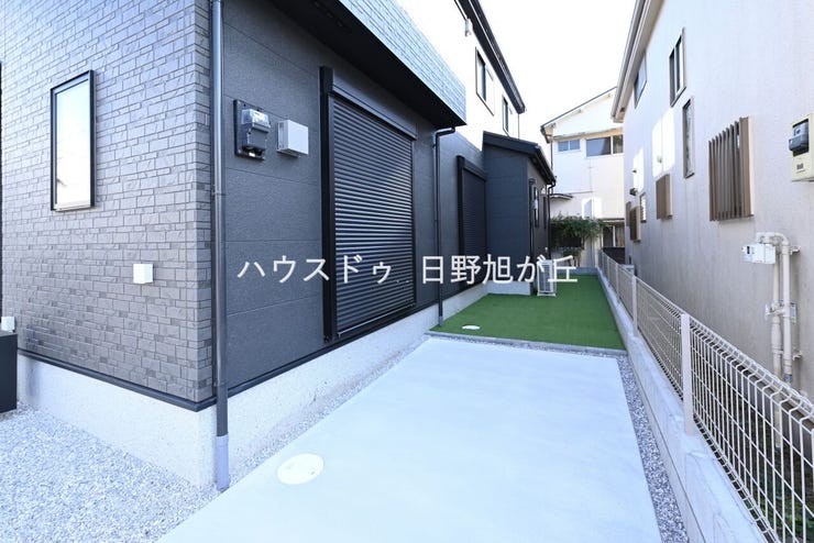 建物横には人工芝を敷いた多目的なお庭スペース。お子様の遊び場やペットの運動、ガーデニングなど多彩に活用できます。プライバシーを確保できる位置にあり、家族でリラックスした時間を過ごせる屋外空間です。