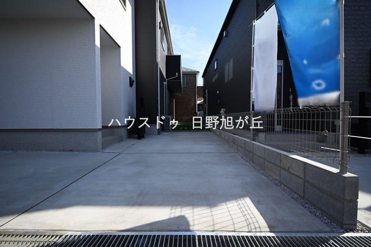 前面道路は車の通りが少なく、お車の出し入れも落ち着いて行えます。お買い物帰りの荷物の積み下ろしもスムーズな、日々の暮らしに寄り添った設計です。