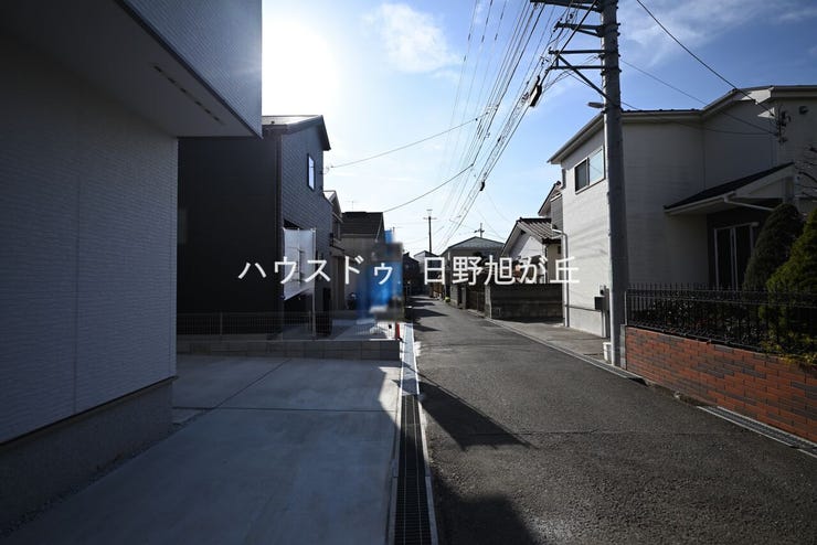 整然とした街並みに、ゆとりある前面道路。空が広く感じられる開放的な立地です。