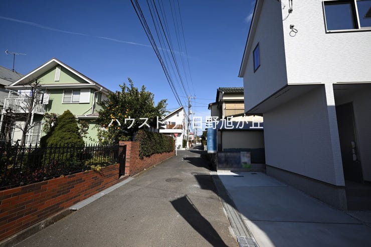 周囲は落ち着いた住宅街で、騒音も少なく穏やかな生活が叶います。安全性と心地よさを両立した、子育てにも安心の住環境です。