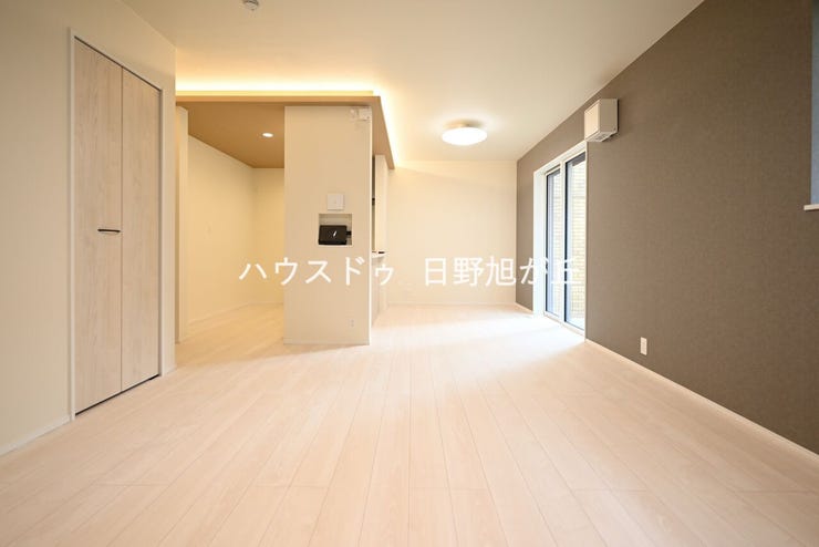 開放感あふれるLDKは、折上げ天井と間接照明がお洒落な空間を演出。グレーのアクセントクロスが洗練された印象を与えます。大きな掃き出し窓からたっぷりの陽光が差し込む、明るく心地よい憩いの場です。