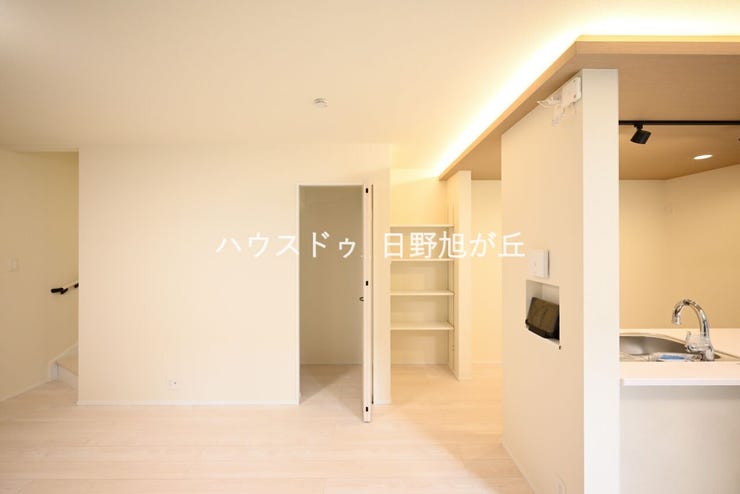 キッチン横には可動棚付きのパントリー(収納)を完備。リビング学習やテレワークにも便利なカウンターも設けました。家族それぞれのライフスタイルに寄り添う、使い勝手を追求したリビングレイアウトです。