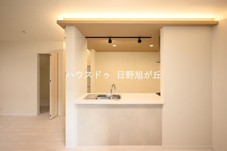 空間に馴染むスタイリッシュな対面式カウンターキッチン。上部にはダクトレール照明を配し、カフェのような雰囲気を楽しめます。お料理をしながらリビングにいるご家族との会話も弾む、開放的な設計です。