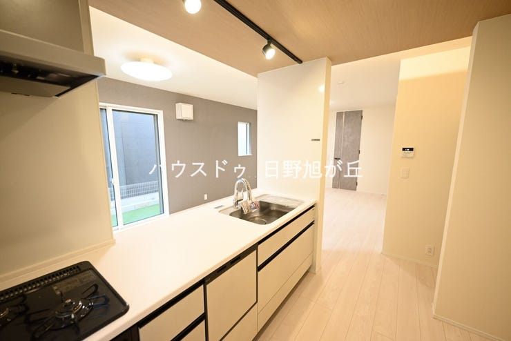 キッチンからはリビング全体と、その先のお庭まで視界が抜ける気持ちの良い設計。ご家族の笑顔を常に見守りながら作業ができ、小さなお子様がいるご家庭でも安心感を持って家事を進められる環境です。