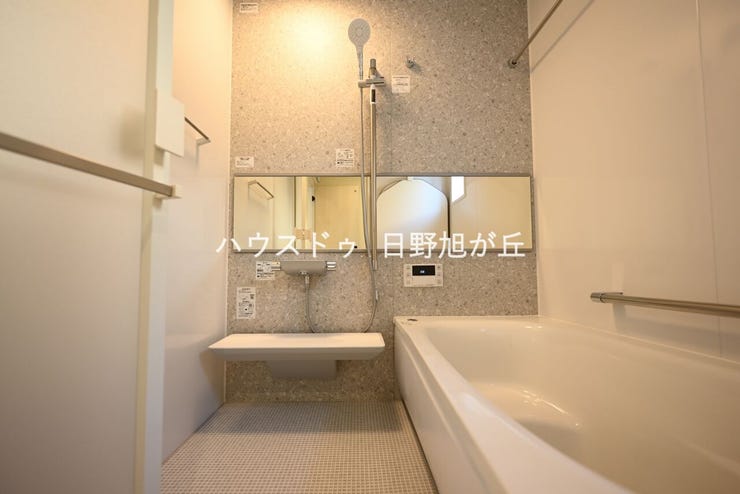 グレーの石目調パネルが高級感を醸し出す、一坪サイズのバスルーム。ゆったり足を伸ばせる浴槽で、1日の疲れをリフレッシュできます。浴室乾燥機完備で、雨の日や花粉の季節のお洗濯物も一気に解決可能です。