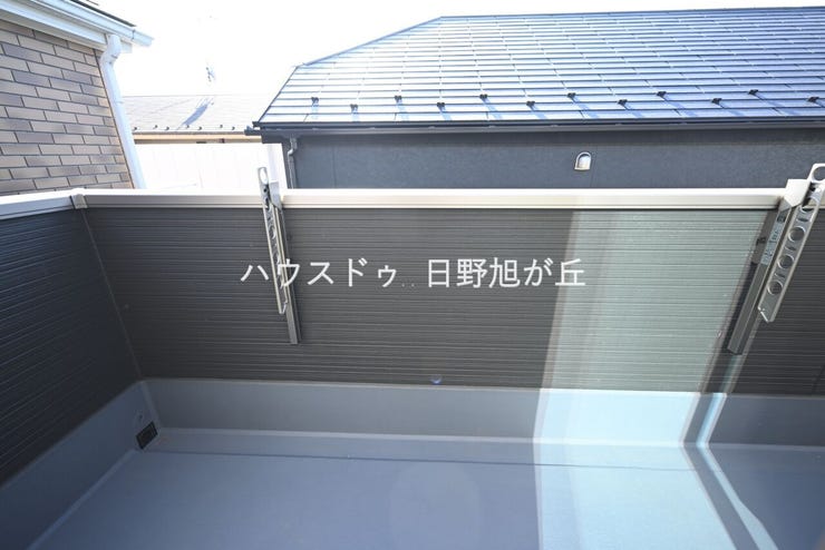 南向きで陽当たり良好なワイドバルコニー。手すり部分に高さがあり、プライバシーを確保しつつ心地よい風を取り込めます。お洗濯物やお布団をたっぷり干せるだけでなく、ほっと一息つける開放的な屋外空間です。