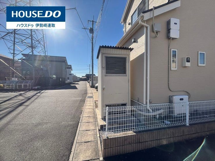 現地は車通りの少ない道路に面しています♪
小さなお子様や大切なペットがいるご家庭には、
【車通りの量】はマストチェックポイント☆