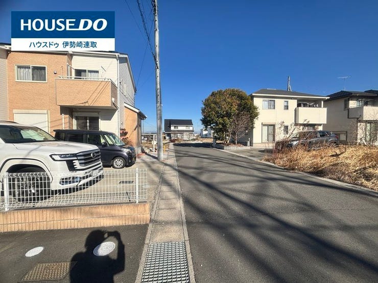 現地は車通りの少ない道路に面しています♪
小さなお子様や大切なペットがいるご家庭には、
【車通りの量】はマストチェックポイント☆