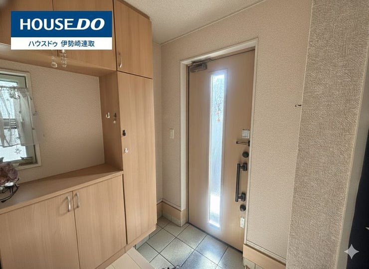 玄関ドアは日がたっぷり入るタイプ♪
素敵な1日の始まりを見守ります!
今日も元気に「いってきます!」