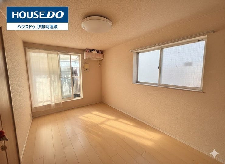 エアコン付きの洋室は、【暑くて眠れない夏の夜】や【寒くて起きられない冬の朝】の大変頼もしい味方です!!!
ぜひ活用していきましょう♪