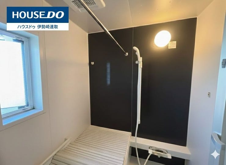 お風呂は癒しの空間♪
日々の疲れは、お湯に溶かしましょう!
手足を伸ばせる広々バス♪